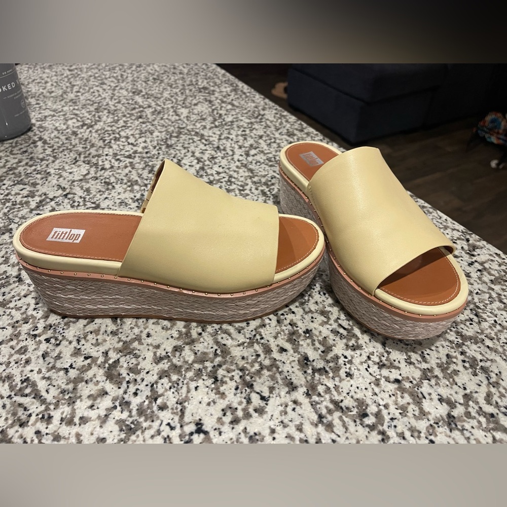 Light yellow fitflop platform sandals